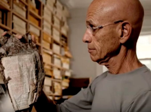 Joel Meyerowitz analisa bíblia dos destroços do world trade center