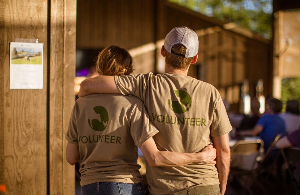 Voluntários se abraçando