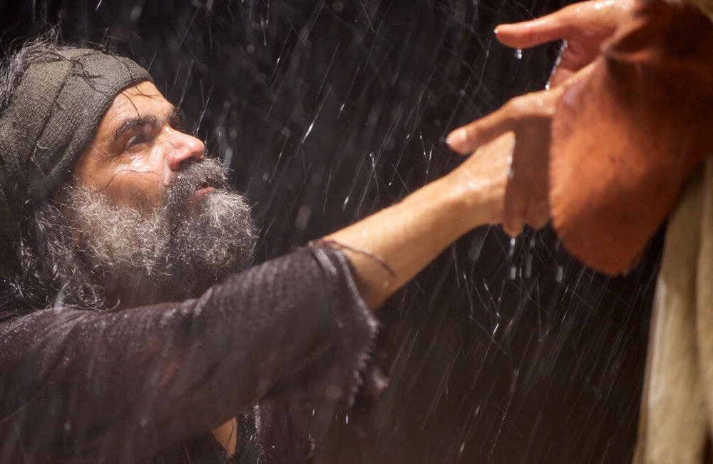 Pedro caminha sob as águas