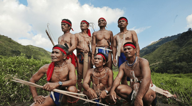 Tribo Bugkalot vestidos com trages tradicionais